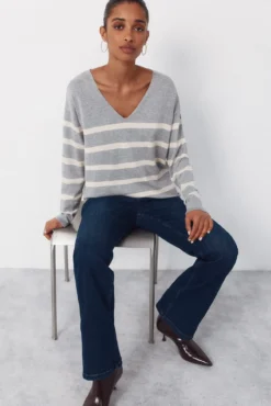 Camisola de malha decote bico