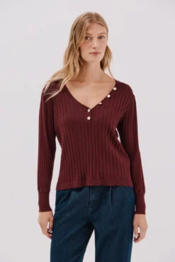 Camisola em bico botões