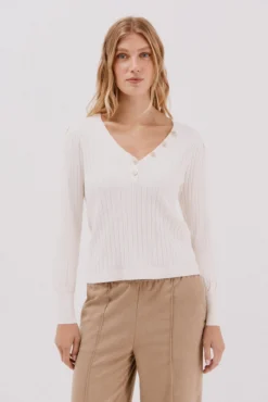 Camisola em bico botões