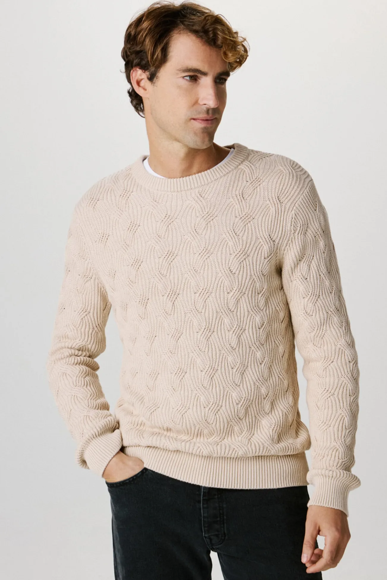Camisola estruturada confeccionada em algodão orgânico.