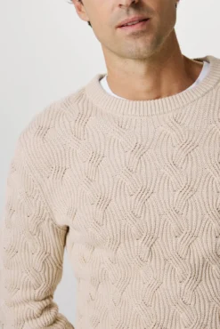 Camisola estruturada confeccionada em algodão orgânico.