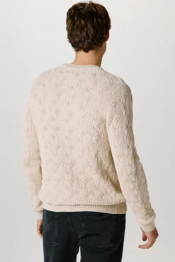 Camisola estruturada confeccionada em algodão orgânico.