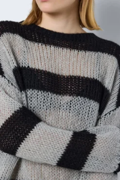 Camisola às riscas com manga comprida e decote redondo