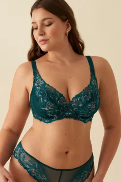Capacity bra with lace and underwire