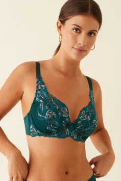 Capacity bra with lace and underwire
