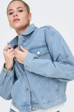 Casaco denim bolsos frontais