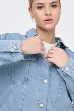 Casaco denim bolsos frontais