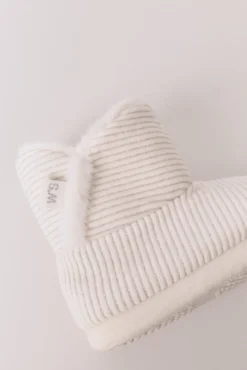 Chinelos de quarto botas canelado lurex branco