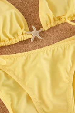 Conjunto de biquíni triangular com detalhe de estrela