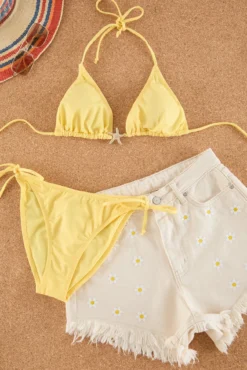 Conjunto de biquíni triangular com detalhe de estrela