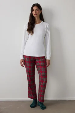 Conjunto de pijama confortável com estampado xadrez e gola redonda e manga comprida