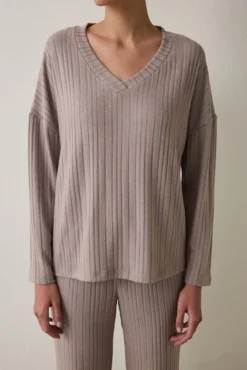 Conjunto de pijama de manga comprida com estampado de café latte mocha e gola em V