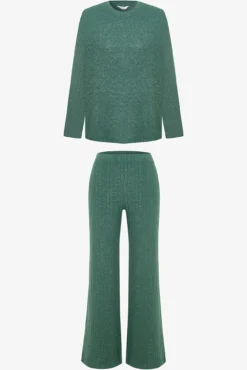 Conjunto de pijama de manga comprida com gola redonda aconchegante