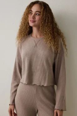 Conjunto de pijama térmico de manga comprida, gola redonda e efeito waffle, na cor mocha