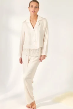 Conjunto elegante de cetim e renda