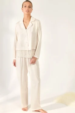 Conjunto elegante de cetim e renda
