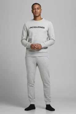 Conjunto t-shirt e calças