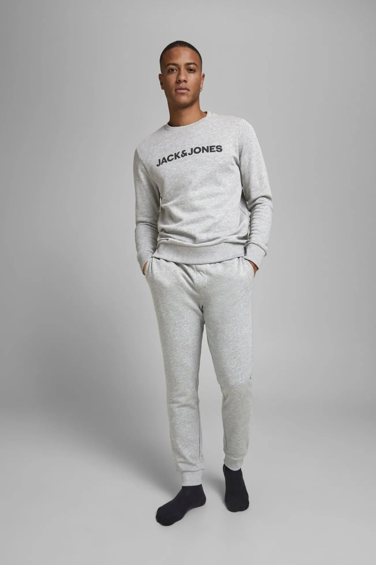 Conjunto t-shirt e calças