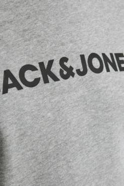 Conjunto t-shirt e calças