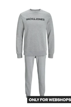 Conjunto t-shirt e calças