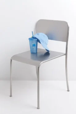 Copo plástico azul médio com canudo integrado