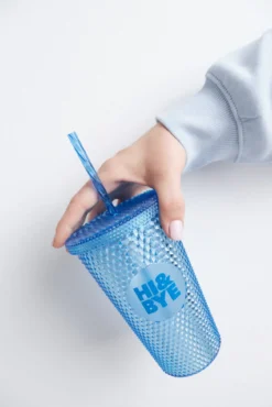 Copo plástico azul médio com canudo integrado