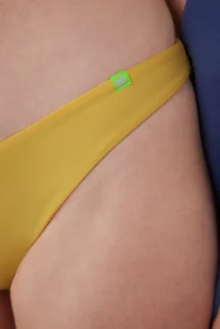 Cueca biquíni brasileira franzido amarelo
