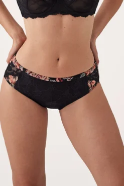 Cueca brasileira com renda estampada