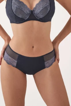 Cueca brasileira com renda estampada