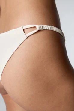 Cueca Brasileira Creme Peônia