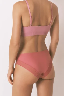 Cueca clássica de microfibra de renda rosa