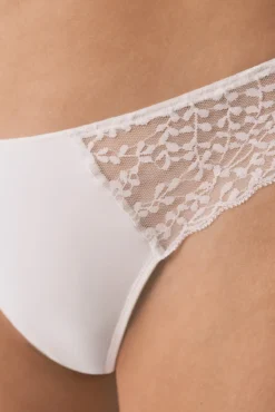 Cueca clássica de microfibra e renda branca