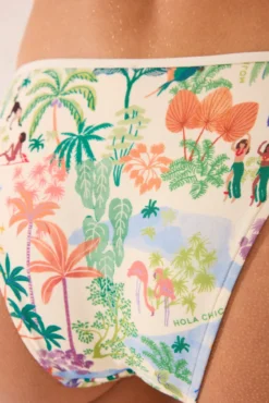 Cueca clássica do biquíni com paisagem tropical