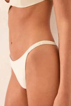 Cueca de biquíni brasileira com detalhe franzido
