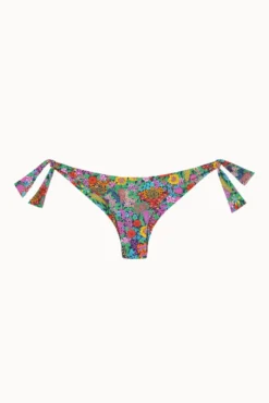 Cueca de biquíni brasileira com laço floral