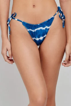 Cueca de biquíni brasileira com estampado tie-dye
