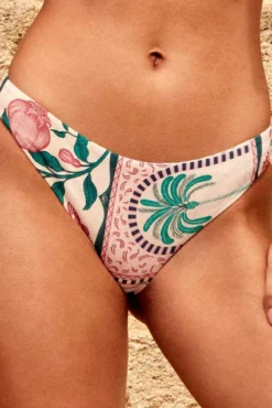 Cueca de biquíni estampado mosaico tropical
