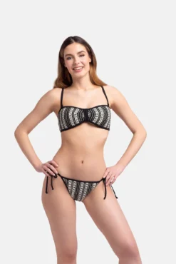 Cueca de biquíni preta clássica de crochet