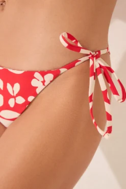 Cueca de biquíni reversível com tiras estampadas vermelhas
