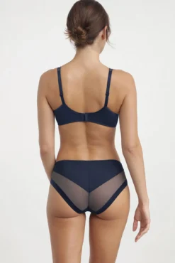 Cueca de microfibra e tule