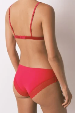Cueca de renda vermelha clássica com corte limpo