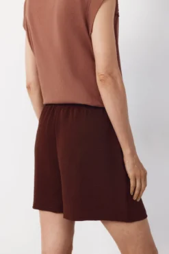 -Fluid Bermuda shorts-Elastic waistband-Adjustable drawstring-Functional side pockets-Textured fabric