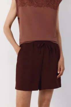 -Fluid Bermuda shorts-Elastic waistband-Adjustable drawstring-Functional side pockets-Textured fabric