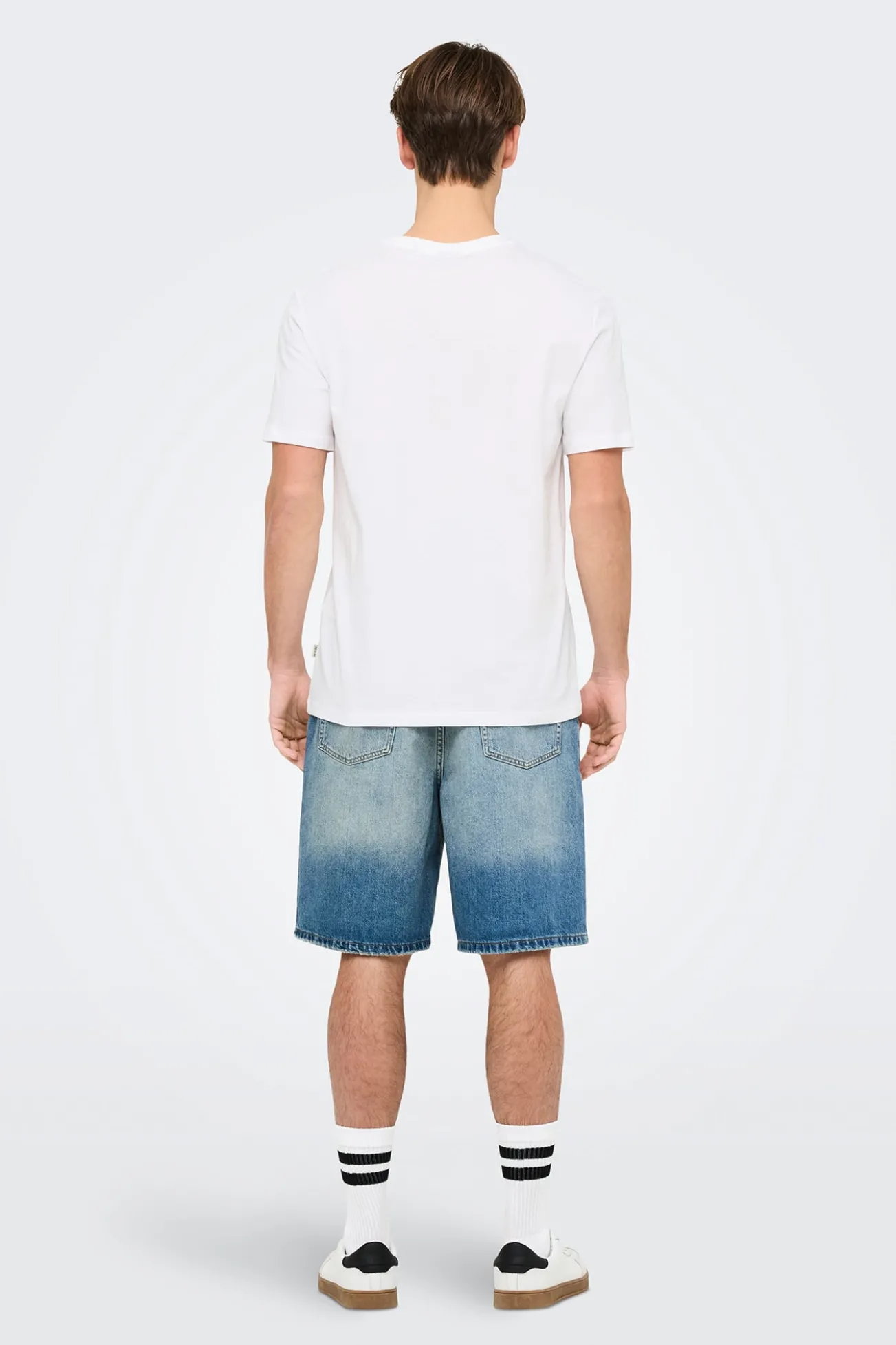 Herren-T-Shirt mit regular fit Passform. 100 % Bio-Baumwolle.