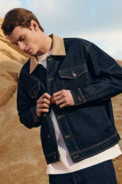 Jaqueta jeans oversized com gola contrastante