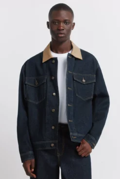 Jaqueta jeans oversized com gola contrastante
