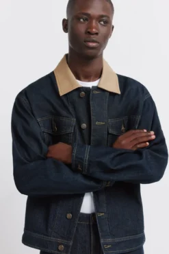 Jaqueta jeans oversized com gola contrastante