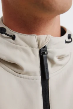 Jaqueta softshell com capuz.