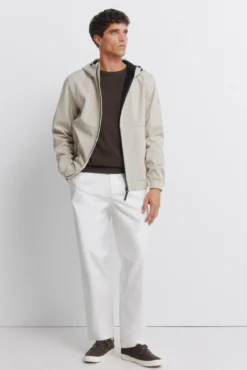 Jaqueta softshell com capuz.