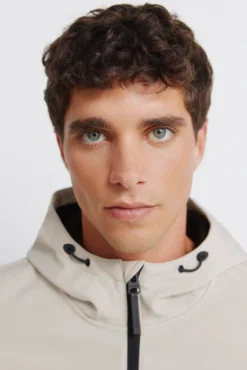 Jaqueta softshell com capuz.